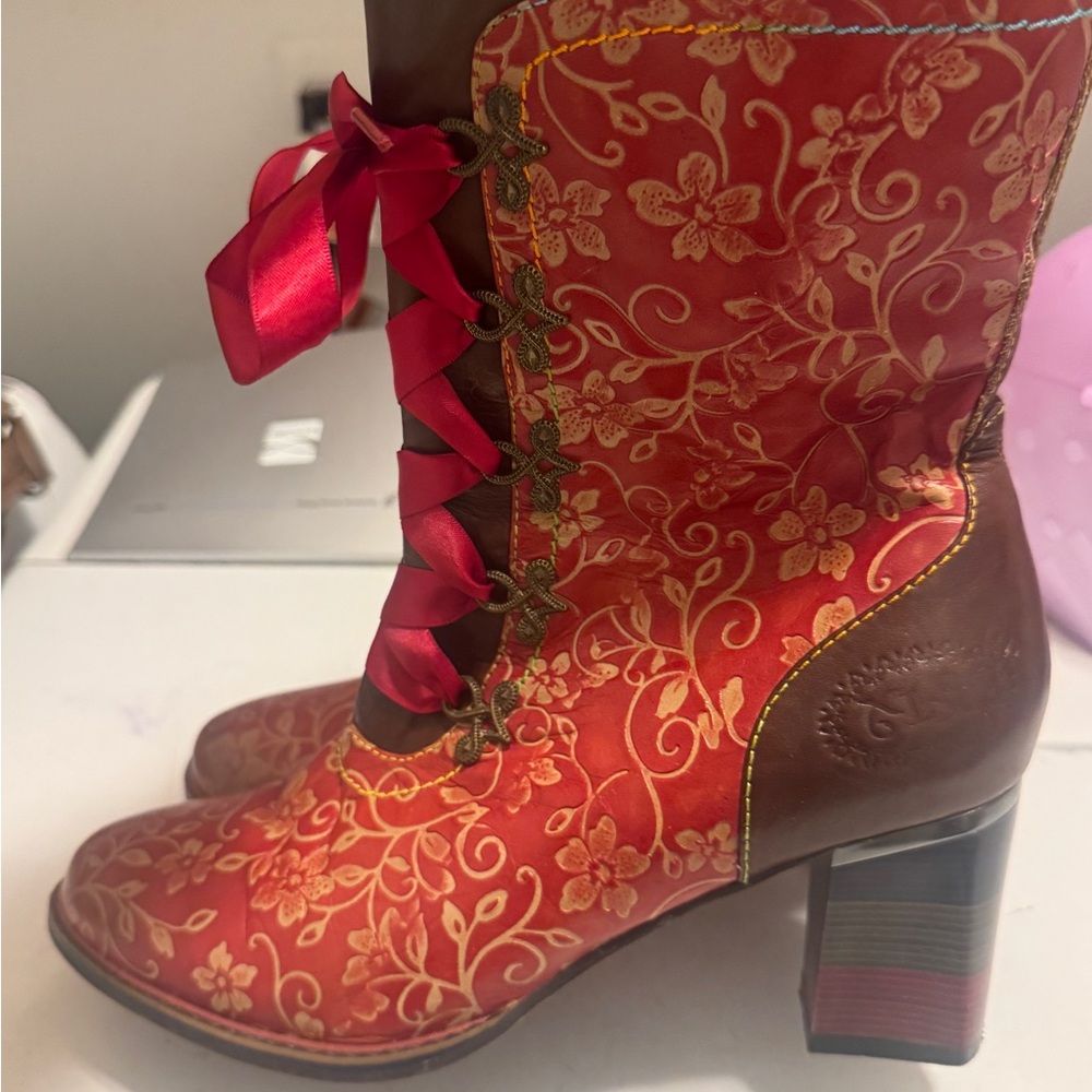 L’artiste  Women's Red Floral Lace-Up Mid Heel Boots 42 (10.5)‎ - Picture 3 of 12